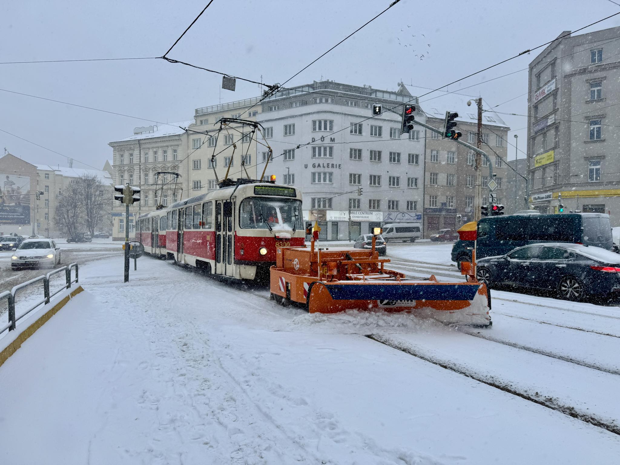 Tramvaj s pluhem v Praze. Foto: DPP