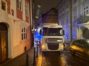 Kamion v Nerudově ulici. Foto: Hasiči Praha