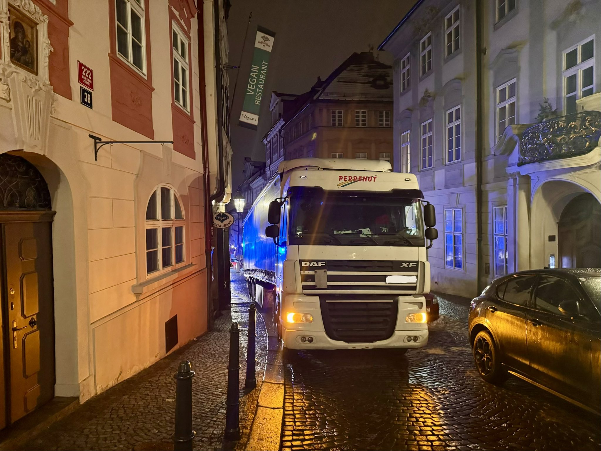 Kamion v Nerudově ulici. Foto: Hasiči Praha