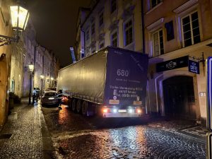 Kamion v Nerudově ulici.
Foto: Hasiči Praha