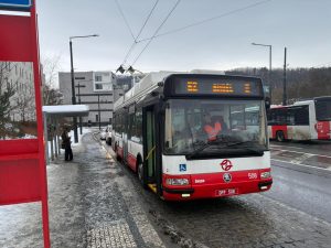 Trolejbus DPP u Waltrovky. Zdroj: Praha 5