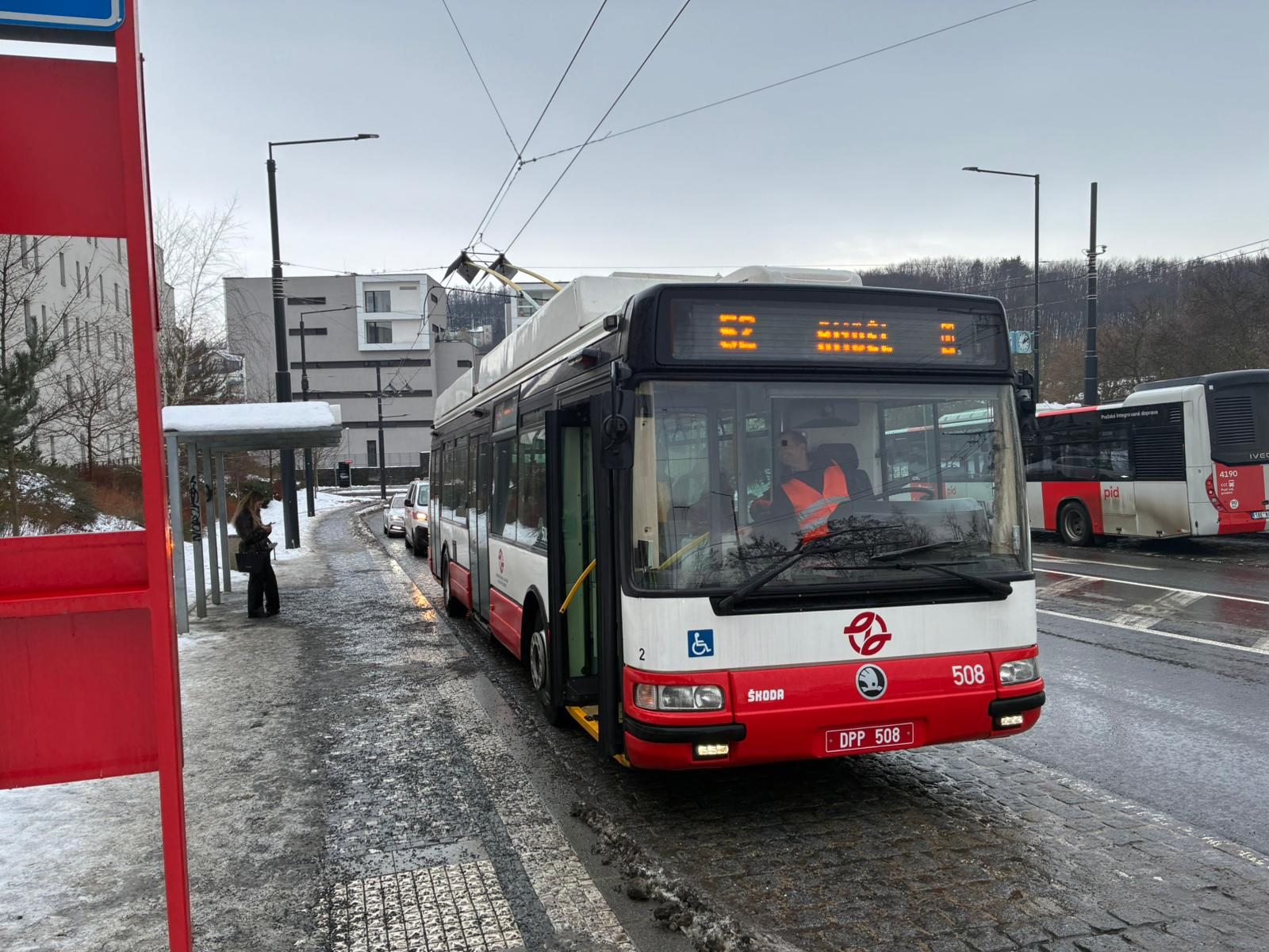 Trolejbus DPP u Waltrovky. Zdroj: Praha 5
