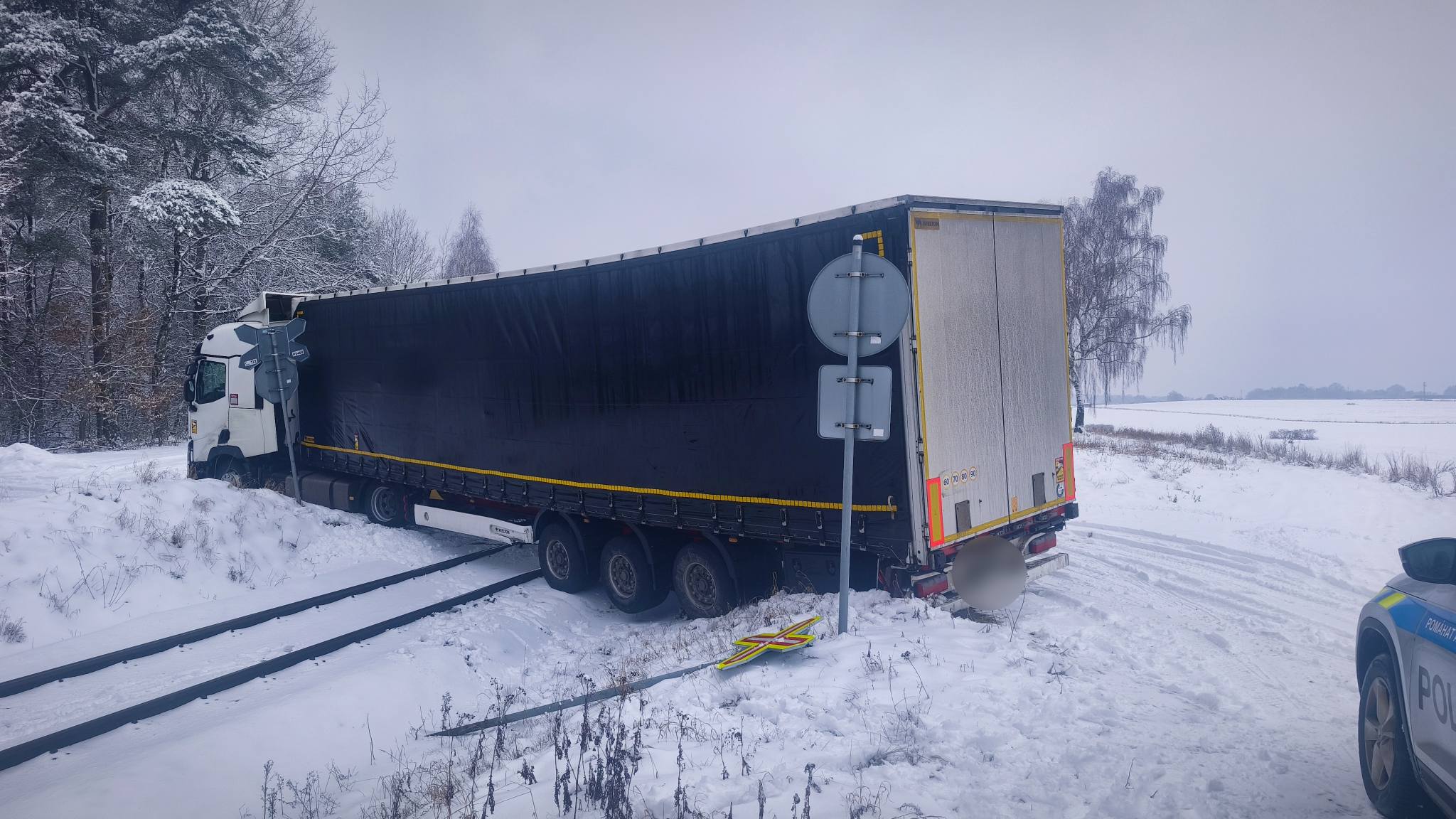 Kamion na přejezdu v Mimoni. Foto: Městská policie Mimoň