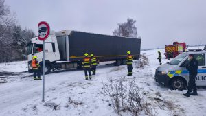 Kamion na přejezdu v Mimoni. Foto: Městská policie Mimoň