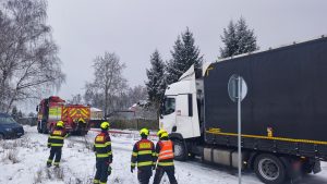 Kamion na přejezdu v Mimoni. Foto: Městská policie Mimoň