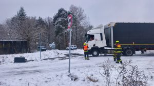 Kamion na přejezdu v Mimoni. Foto: Městská policie Mimoň