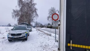 Kamion na přejezdu v Mimoni. Foto: Městská policie Mimoň