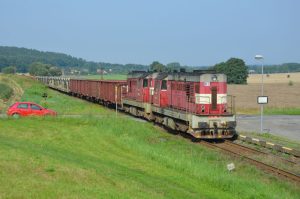 Dvojice "kocourů" na postrku nákladního vlaku ve směru do Škodovky u zastávky Rohatsko v roce 2016. Foto: Michal Roh / ČD Cargo
