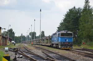 Souprava prázdných autovozů ve stanici Dolní Bousov v červenci 2016.  Z Bakova byla v jejím čele lokomotiva“ 753.756. Po úvrati vlak pokračoval do Mladé Boleslavi města. Foto: Michal Roh /ČD Cargo