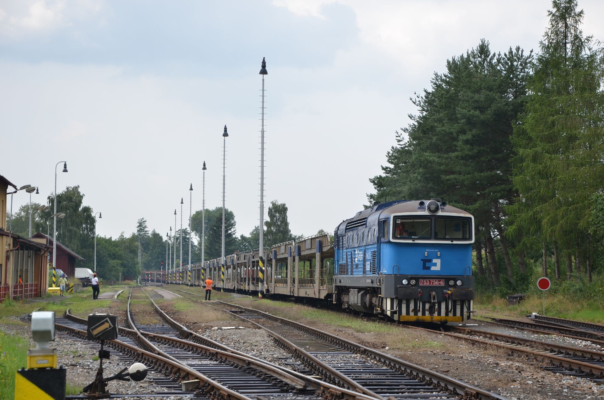 Souprava prázdných autovozů ve stanici Dolní Bousov v červenci 2016. Z Bakova byla v jejím čele lokomotiva“ 753.756. Po úvrati vlak pokračoval do Mladé Boleslavi města. Foto: Michal Roh /ČD Cargo