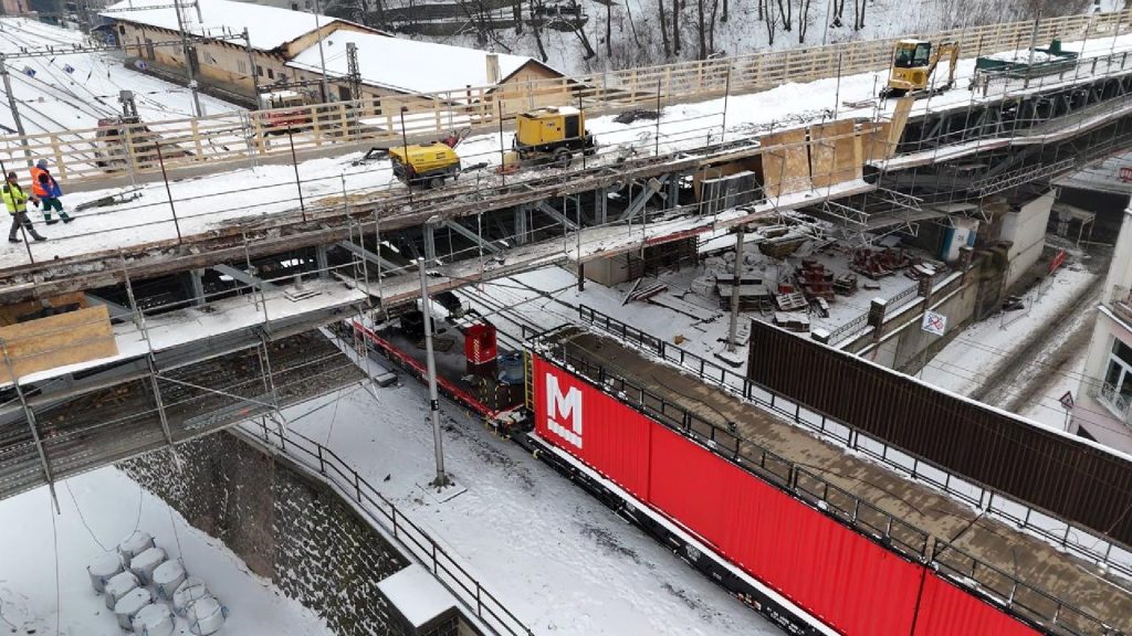 Práce na trakčním vedení v Roudnici nad Labem. Foto: Správa železnic