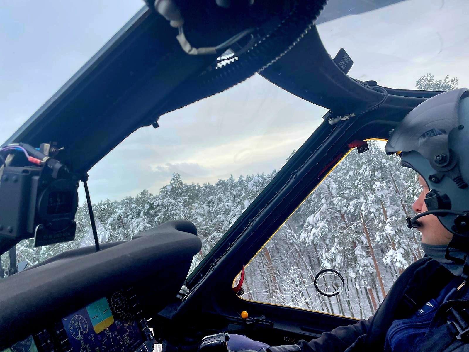 Polský policejní Black hawk shazuje sníh ze stromů v okolí tratě. Zdroj: Polska Policja
