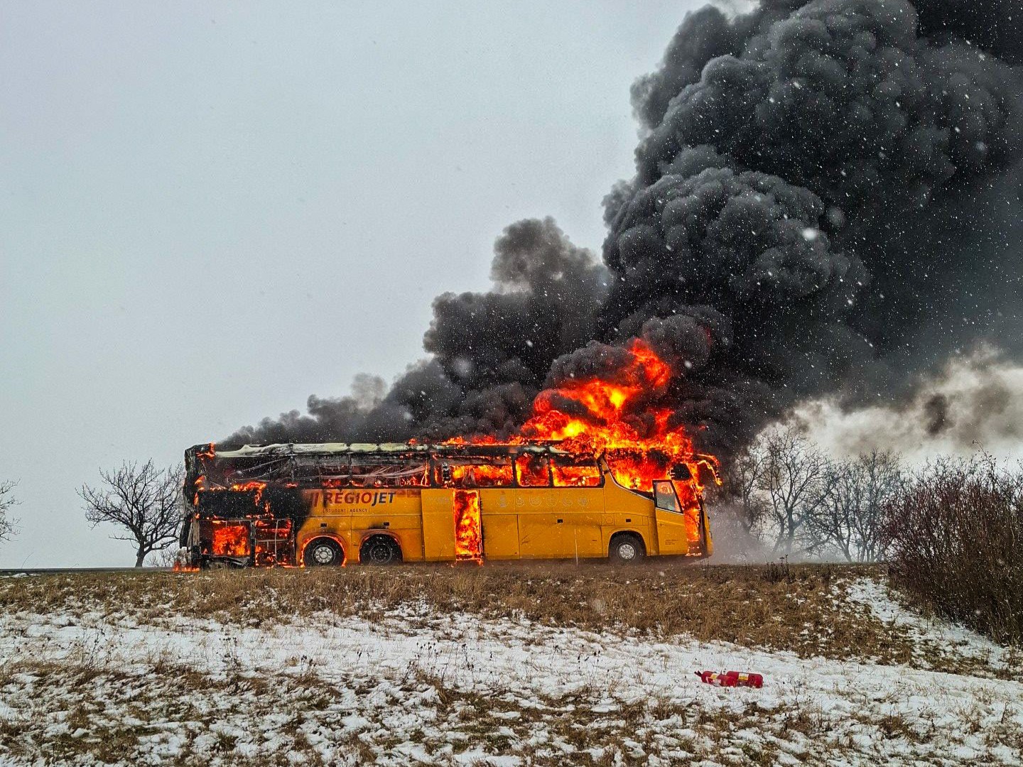 Požár autobusu na D46. Foto: Hasiči Olomouc