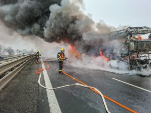 Požár autobusu na D46.
Foto: Hasiči Olomouc