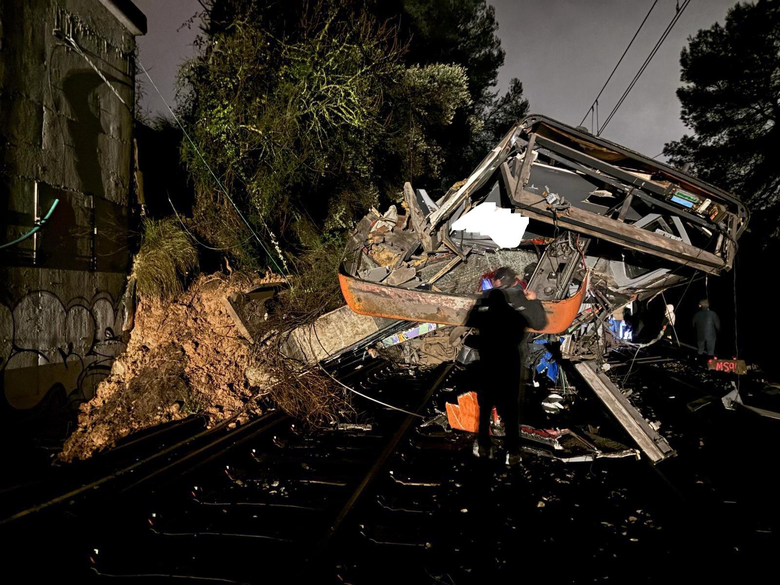 Srážka příměstského vlaku Rodalies se zdí u Barcelony. Foto: X.com/transportcat