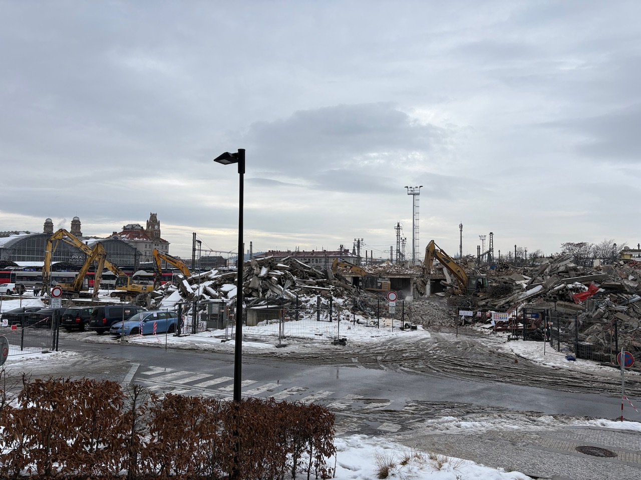 Demolice provozní budovy ČD na hlavním nádraží v Praze. Foto: Zdopravy.cz / Vojtěch Očadlý