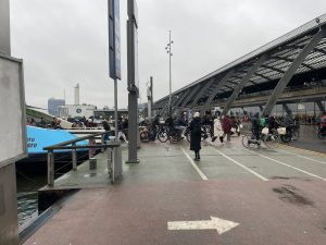 Přistaviště trajektů u Amsterdam Centraal. Foto: Jan Sůra / Zdopravy.cz