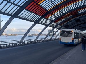 Autobusový terminál na stanici Centraal. Foto: Jan Sůra / Zdopravy.cz
