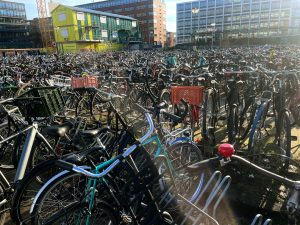 Parkoviště jízdních kol u stanice Sloterdijk. Foto: Jan Sůra / Zdopravy.cz