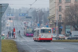 Autobusy mohou od loňska projíždět po tramvajových kolejích středem Vítězného náměstí. Foto: Ropid