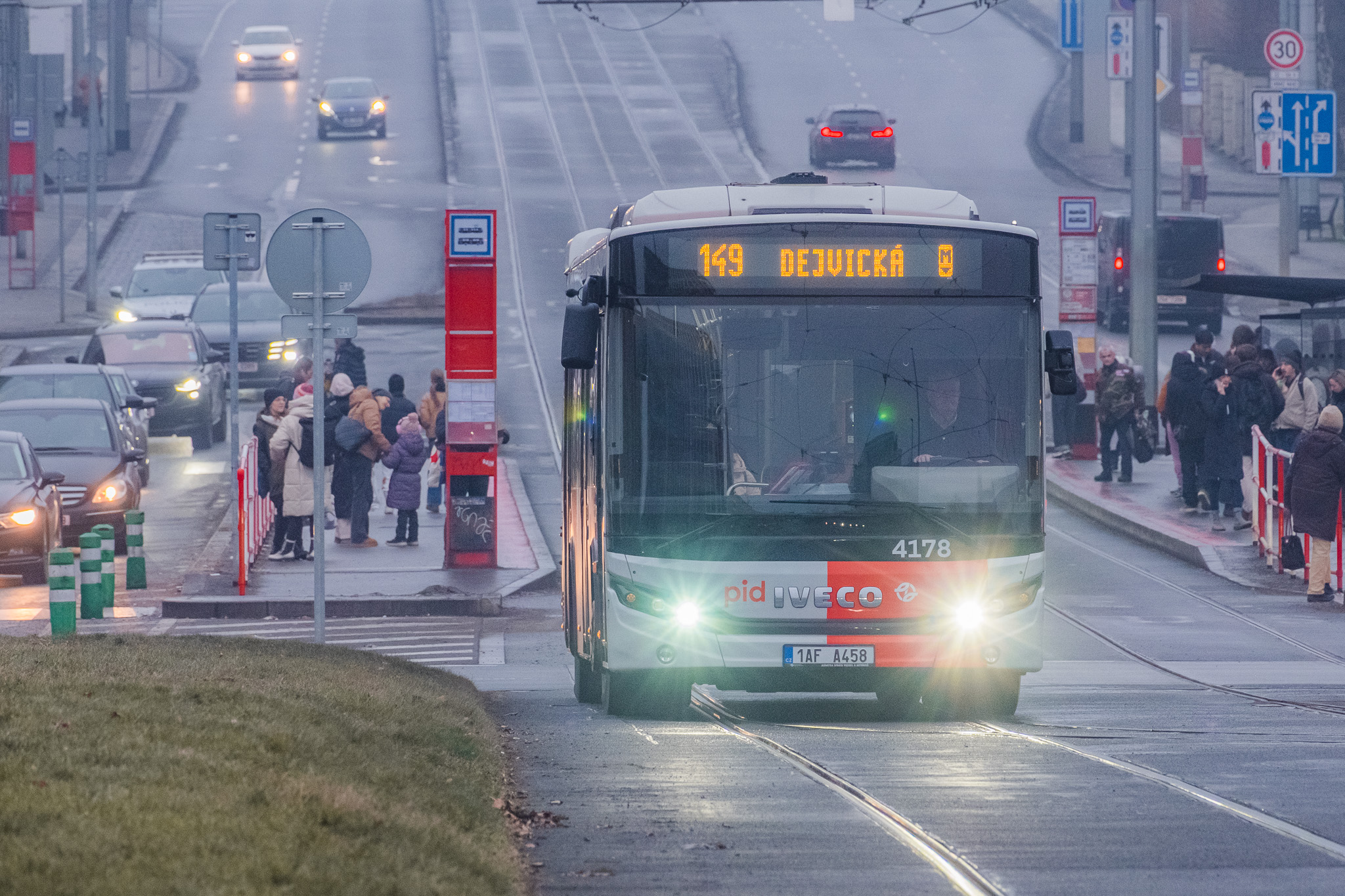 Autobusy mohou od loňska projíždět po tramvajových kolejích středem Vítězného náměstí. Foto: Ropid