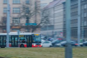 Autobusy mohou od loňska projíždět po tramvajových kolejích středem Vítězného náměstí. Foto: Ropid
