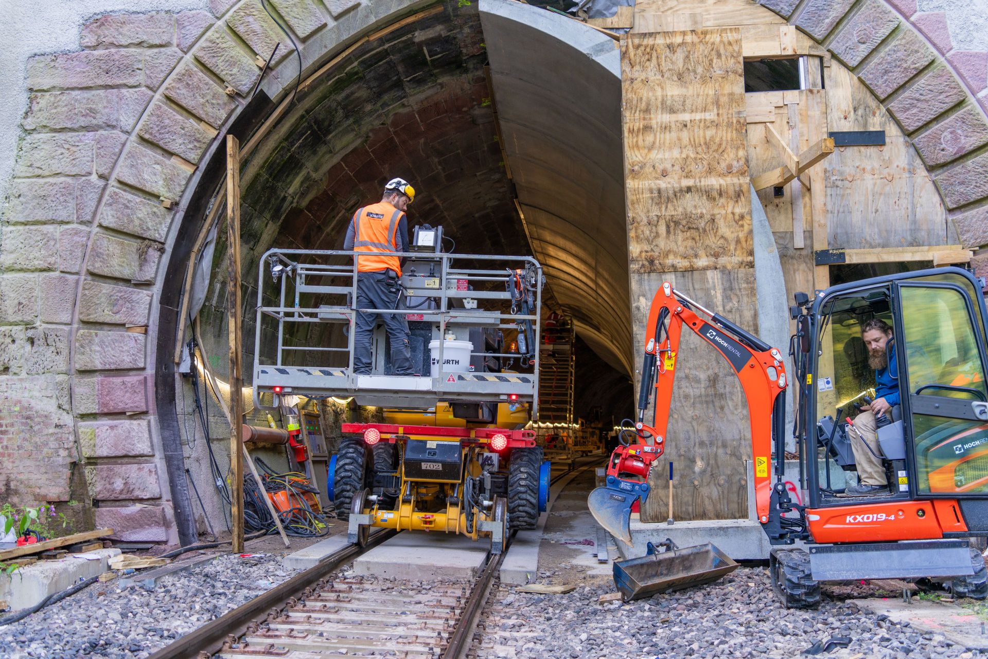 Stavba speciální stěny pro ochranu netopýrů v tunelu Hirsau. Foto: Manuel Kamuf / Lightworkart.de