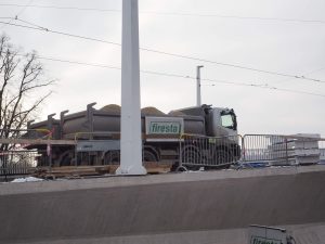 Zatěžovací zkouška na Dvoreckém mostě. Foto: Zdopravy.cz, Jan Nevyhoštěný