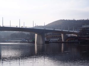 Dokončovaný pražský Dvorecký most (21. leden 2026). Foto: Zdopravy.cz, Jan Nevyhoštěný