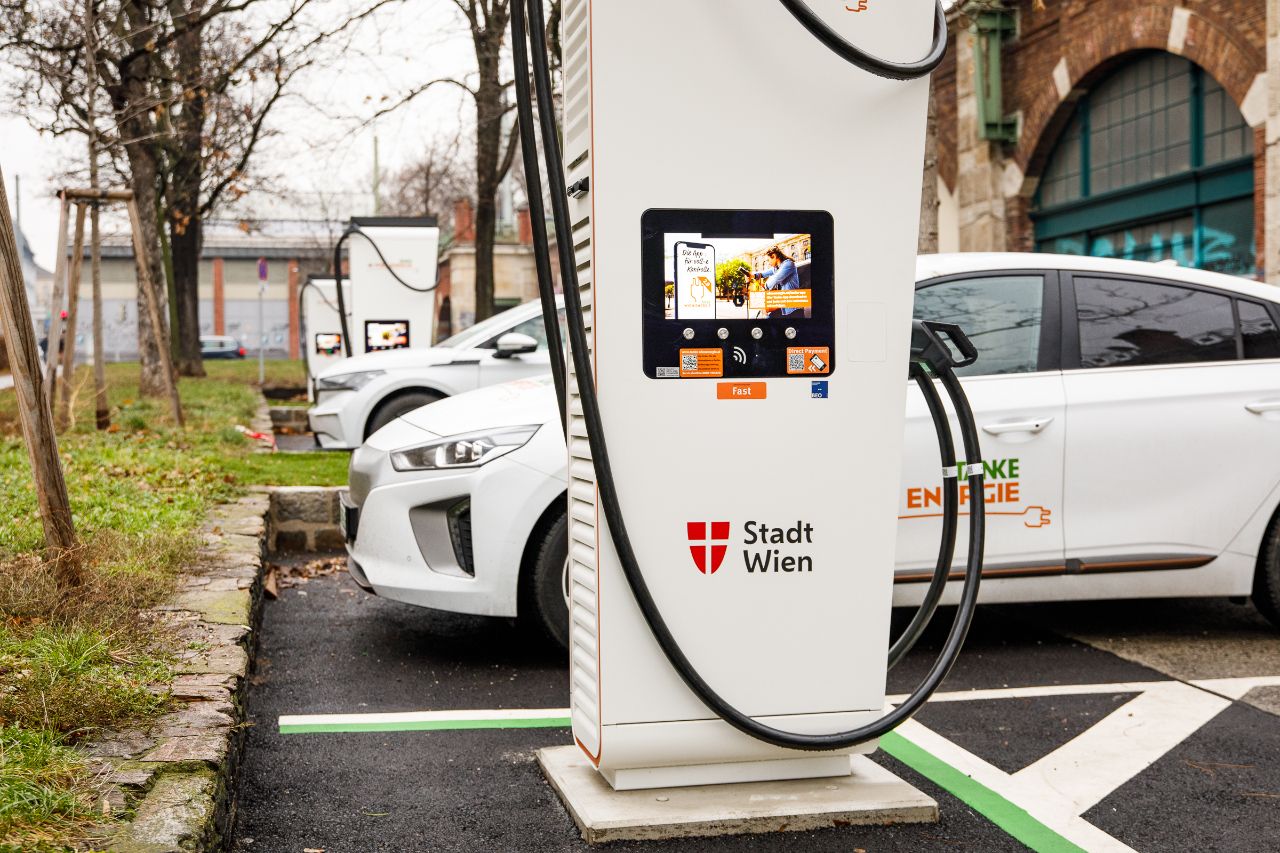 Veřejné dobíječky aut ve Vídni. Foto: Wien Energie/Christian Hofer