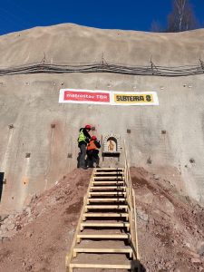 Uložení sošky sv. Barbory při zahájení výstavby tunelu Opevnění na dálnici D11 u Trutnova. Foto: Metrostav