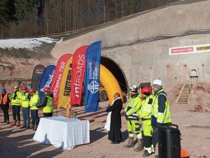 Uložení sošky sv. Barbory při zahájení výstavby tunelu Opevnění na dálnici D11 u Trutnova. Foto: Metrostav