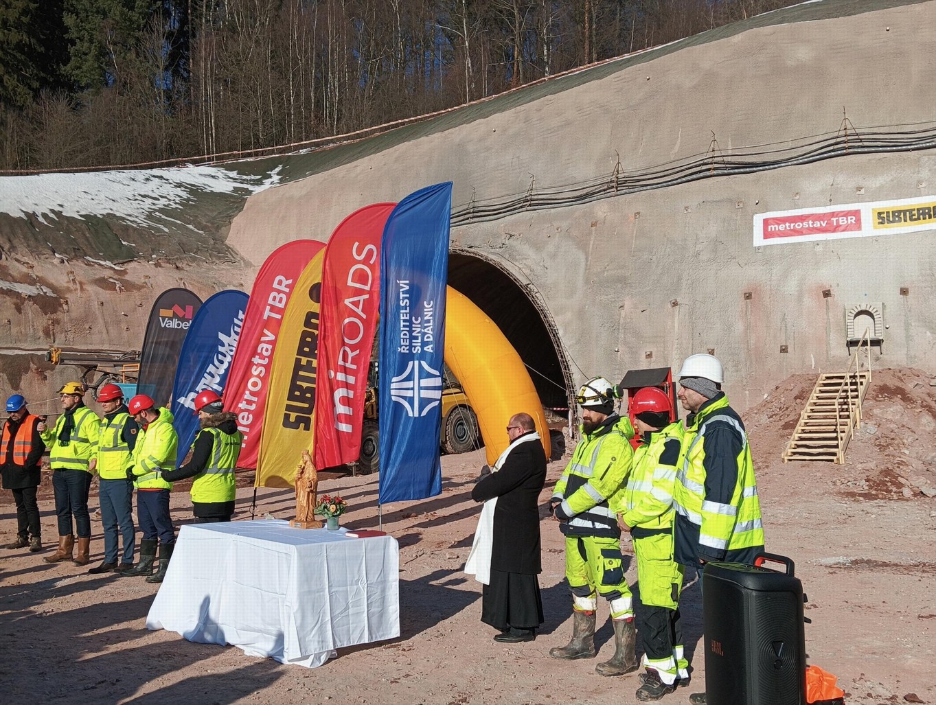 Uložení sošky sv. Barbory při zahájení výstavby tunelu Opevnění na dálnici D11 u Trutnova. Foto: Metrostav