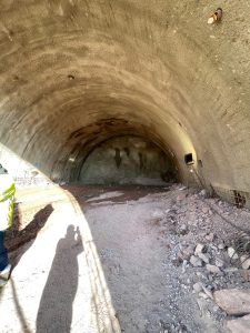 Uložení sošky sv. Barbory při zahájení výstavby tunelu Opevnění na dálnici D11 u Trutnova. Foto: Metrostav