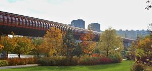 Tubus mostu metrea B mezi stanicemi Hůrka a Lužiny. Foto: VitVit – vlastní dílo, CC BY-SA 4.0 via Wikipedia