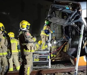 Záchranáři u nehody vlaku u Barcelony. Foto: Bomberscat/x.com