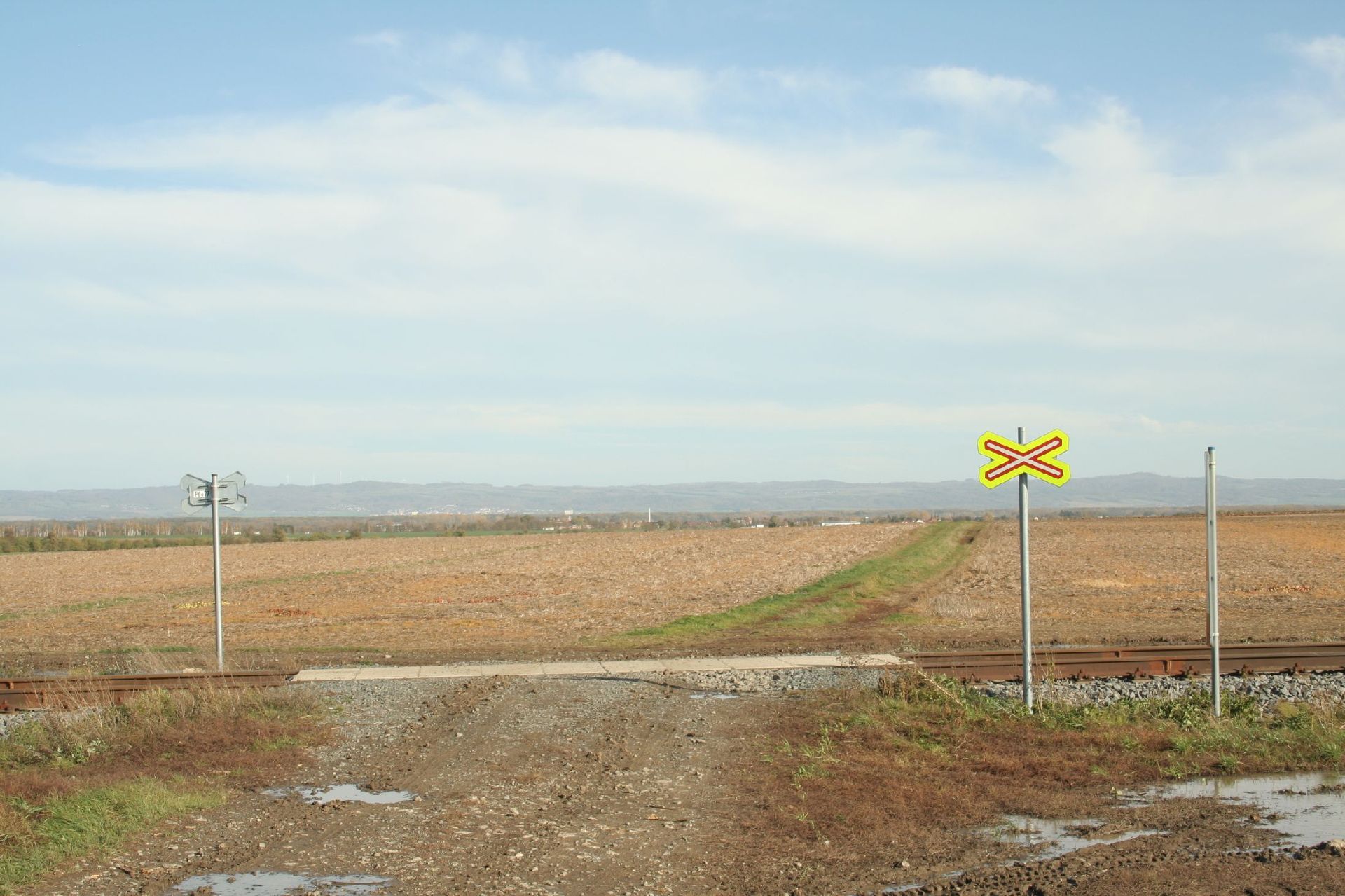 Přejezd P6677 u Cholic. Foto: Tomáš Kašpařík / Mapy.com