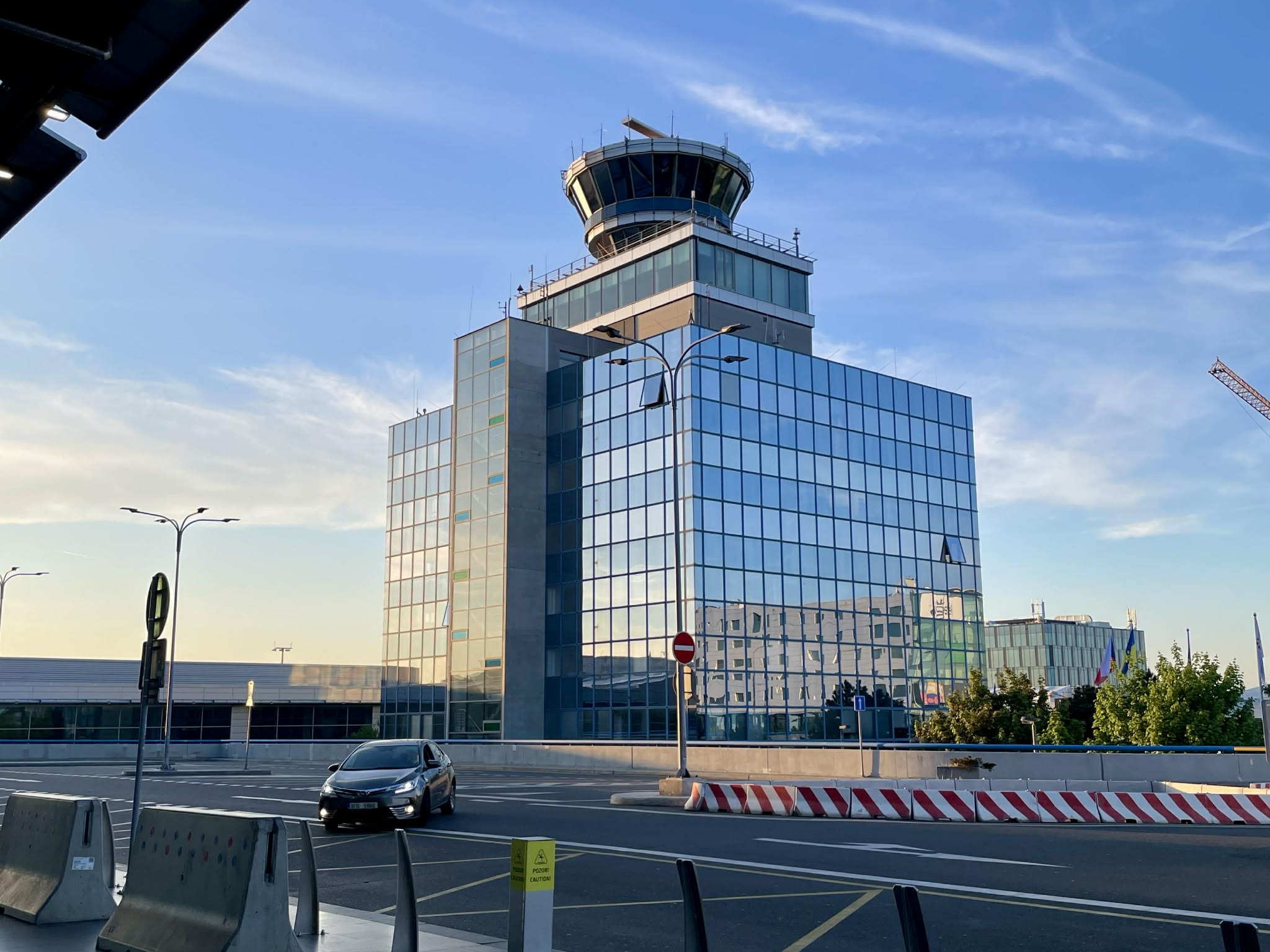 Řídicí věž ŘLP a Letiště Praha. Foto: Zdopravy.cz / Vojtěch Očadlý