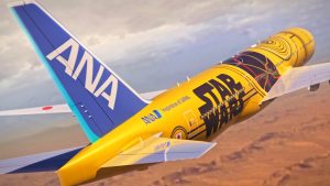 Boeing 777 v barvách C-3PO.
Zdroj: ANA