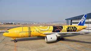 Boeing 777 v barvách C-3PO.
Zdroj: ANA