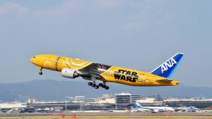 Boeing 777 v barvách C-3PO.
Zdroj: ANA