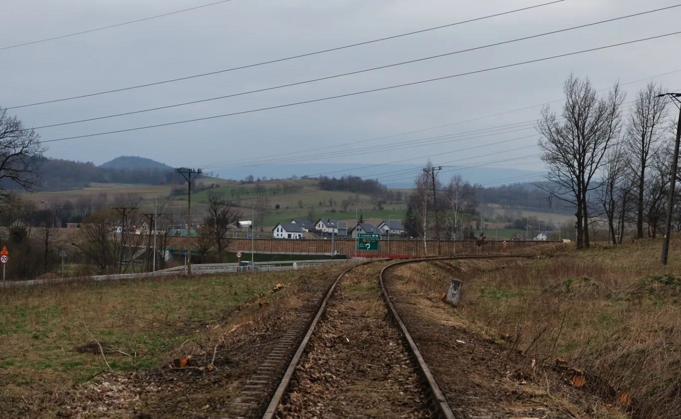 Trať Kamienna Góra - Ogorzelec po vykácení dřevin. Foto: Město Kamienna Góra