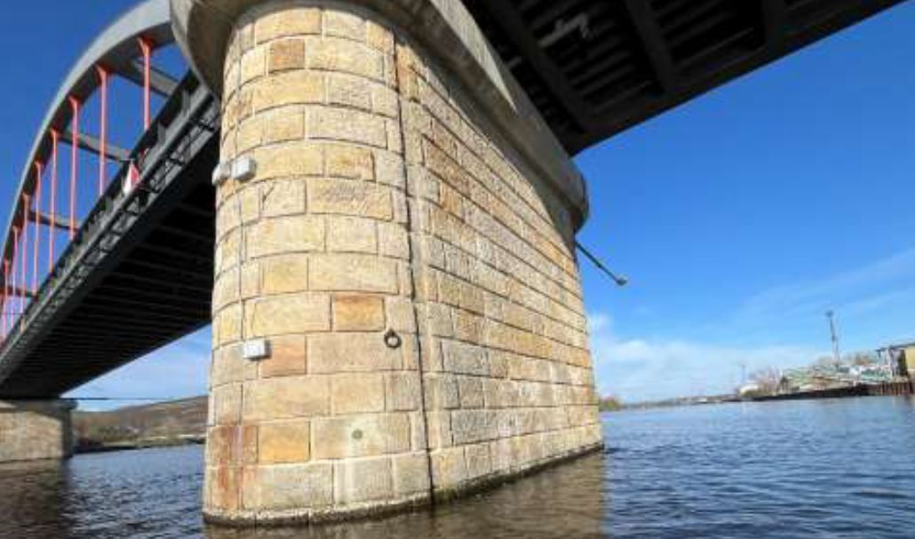 Poškozený pilíř mostu přes Labe u Lovosic. Foto: Kloknerův ústav / Správa železnic