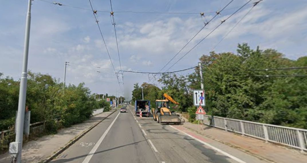 Most přes železniční trať v Olomoucké ulici v Brně. Foto: Google Street View