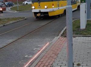 LED pás upozorňující chodce v Plzni, že jede tramvaj. Foto: Plzen.eu