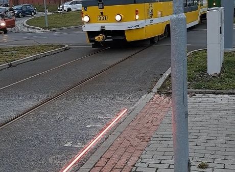 LED pás upozorňující chodce v Plzni, že jede tramvaj. Foto: Plzen.eu