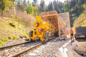 Stavba speciální stěny pro ochranu netopýrů v tunelu Hirsau. Foto: Manuel Kamuf / Lightworkart.de