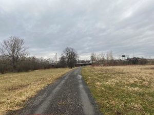 Současná obslužná komunikace v trase budoucí cyklostezky.
Zdroj: město Bohumín