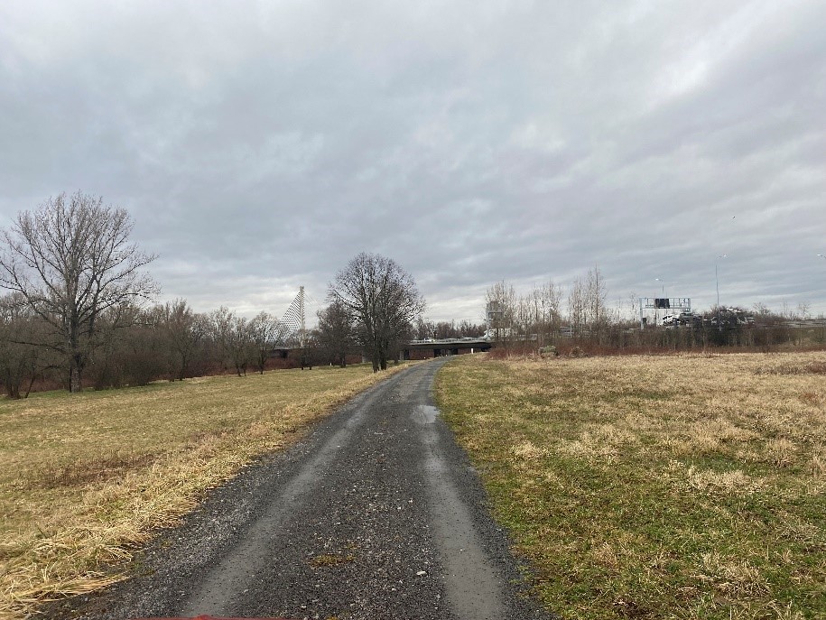 Současná obslužná komunikace v trase budoucí cyklostezky. Zdroj: město Bohumín