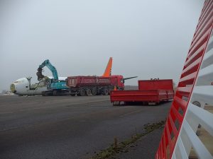 Šrotování letadla na Ruzyni.
Zdroj: LinkedIn / CSAT